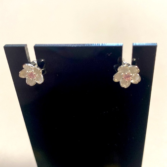 A pair of flower earrings - Picture 2 of 3